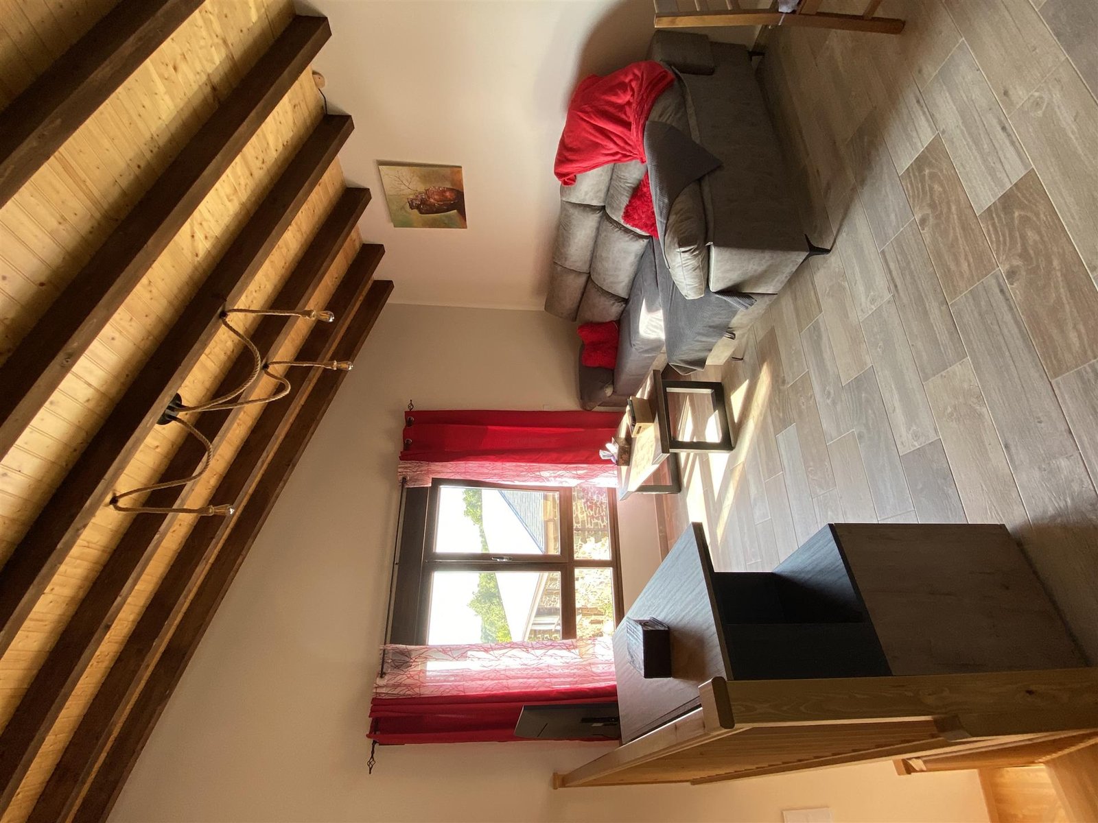 Salón con vigas de madera en casa rural El Horno en Sanabria