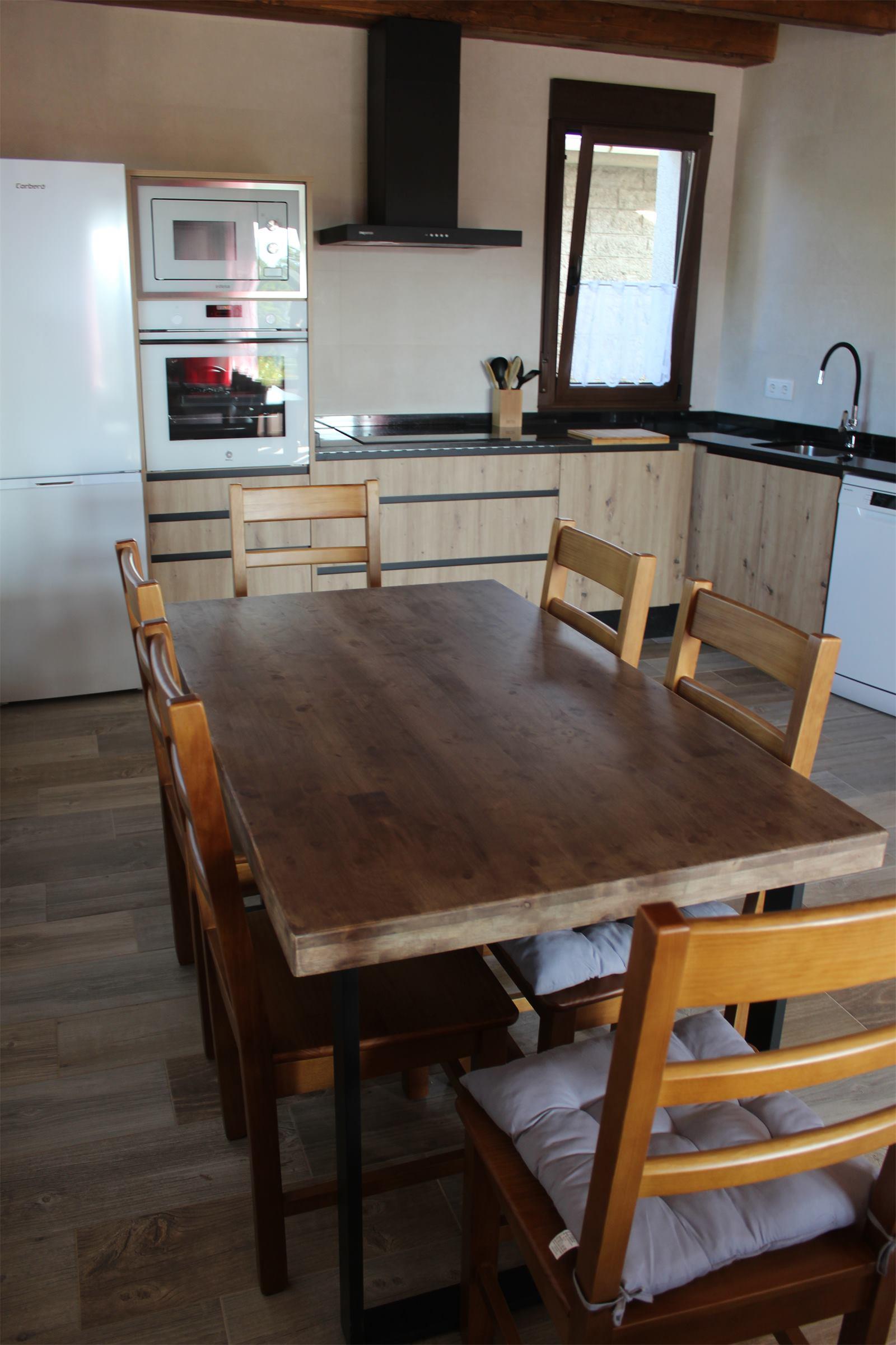 Cocina y comedor de casa rural El Horno en Sanabria