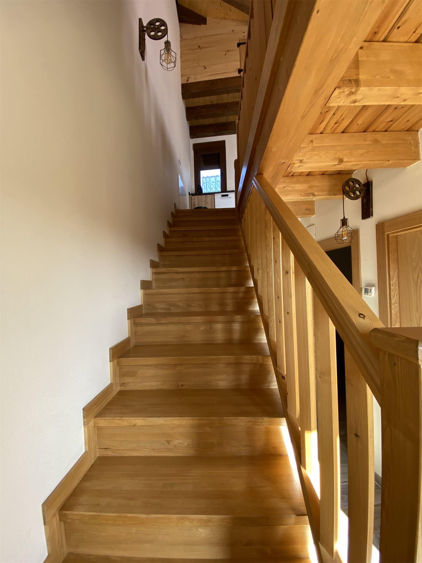 Escalera interior de madera en casa rural El Horno en Sanabria