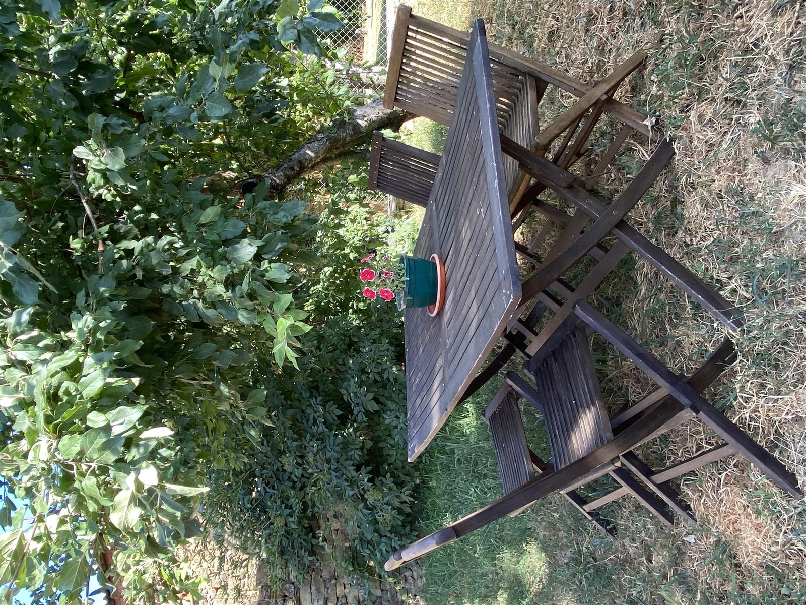 Mesa de jardín en casa rural El Horno con jardín privado