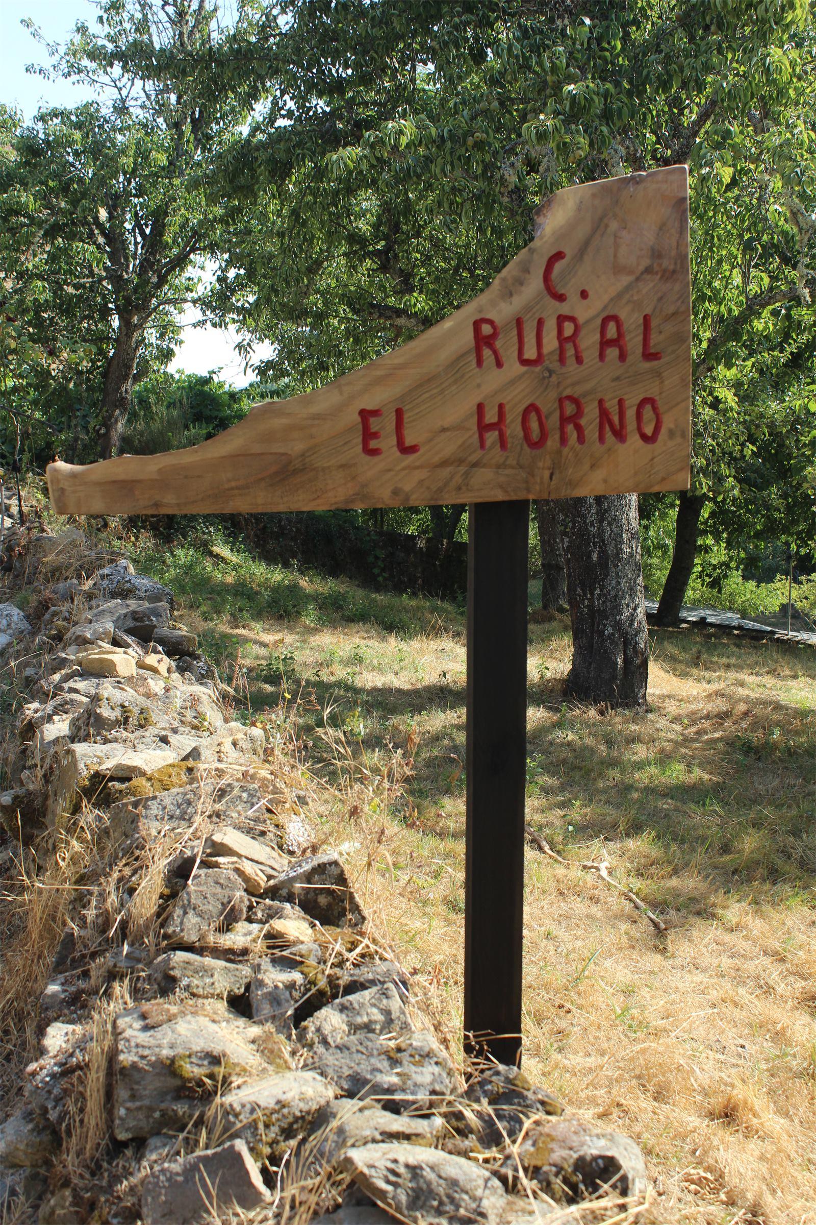 Cartel de Casa Rural El Horno en la entrada de Robleda-Cervantes, Sanabria